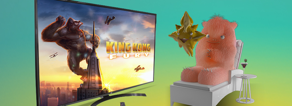 Fernseher mit King Kong Fury und zwei Kreaturen die vor dem Gerät sitzen